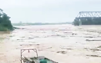Sập cầu Phong Châu bắc qua sông Hồng tại Phú Thọ, hình ảnh từ hiện trường