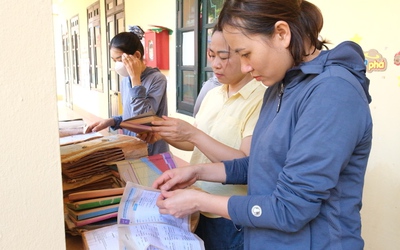 Cô giáo trường mầm non dọn bùn đất, vớt vát đồ dùng dạy học sau bão lũ