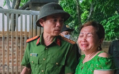 6.500 con gà chết trắng sau lũ, chủ trại bật khóc: 'Tôi tay trắng rồi'