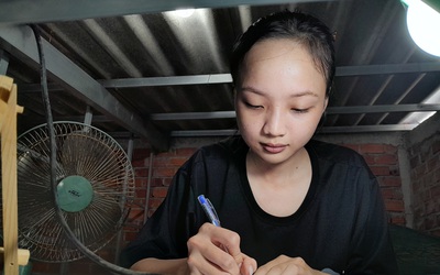 Nữ SV mồ côi bỏ nhập học, Tuổi Trẻ trao học bổng, đồng hành cùng SV bước đến giảng đường