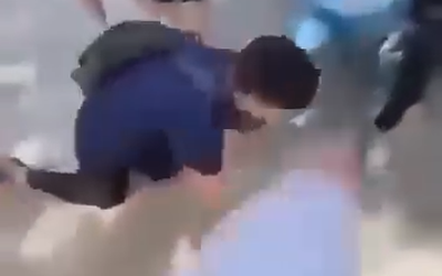 Vụ học sinh bị bắt bò giữa đường, liếm biển số xe: Khởi tố 2 thanh thiếu niên