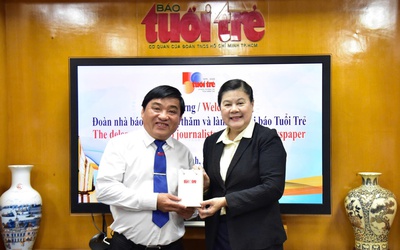 Đoàn nhà báo Lào tham quan, tìm hiểu mô hình chuyển đổi số tại báo Tuổi Trẻ