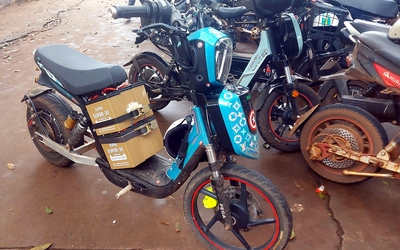 Lo học sinh đi xe đạp điện không đội nón bảo hiểm, lại còn nhấn hết ga