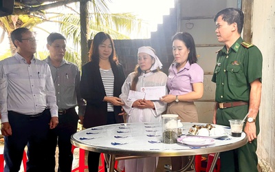 Trao tiền hỗ trợ gia đình 2 tàu cá ngư dân Gia Lai bị nạn trên biển