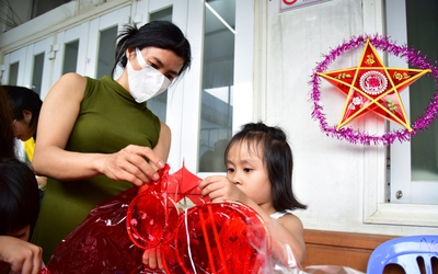 Trang trí lồng đèn, chụp photobooth trong bệnh viện mùa Trung thu yêu thương