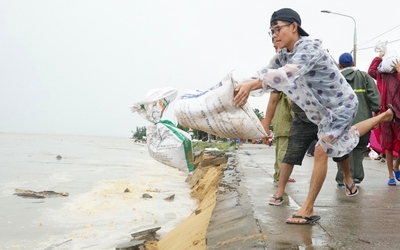 Sạt lở chưa từng thấy ở cửa biển Đà Nẵng, hàng ngàn người đang vác cát đắp bờ kè