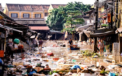 Người Hội An lấy sơn đánh dấu mốc kỷ lục lụt mới kể từ đại họa năm Thìn 1964