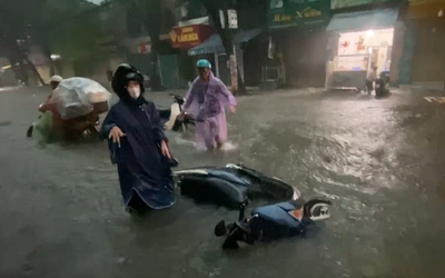 Video: Mưa lớn trút xuống Hà Nội, ngập lụt đang lan ra nhiều khu vực