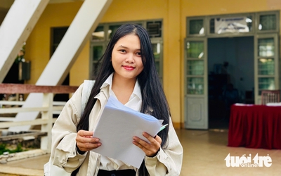 Nữ sinh viên ĐH Quy Nhơn làm thuê khó nhọc bao năm, nghe được học bổng nước mắt cứ rơi