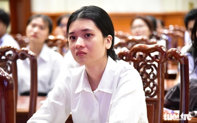 Mất cha mẹ trong 30 ngày, bỏ đại học 'trường top' để mưu sinh nay vào cao đẳng: Tặng 50 triệu đồng