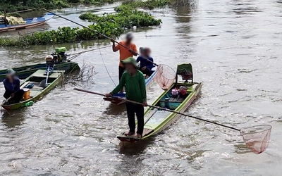 Mạng xã hội phản ánh nạn xuyệt điện bắt cá tại cống Tha La, An Giang yêu cầu chấn chỉnh ngay