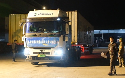 Xe container không người lái đầu tiên chở hàng từ Trung Quốc vào Việt Nam ra sao?