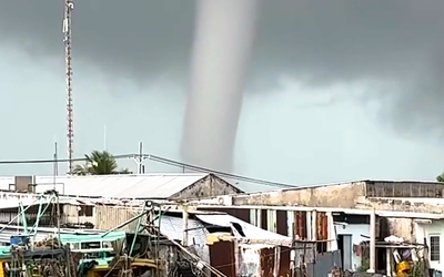 Vòi rồng cao hàng trăm mét xuất hiện 10 phút sát bờ biển Cà Mau