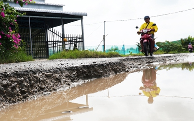 Cà Mau: Đường 'độc đạo nát như bét', cán bộ xã đi làm phải mang theo đồ thay