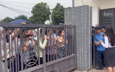 Người dân Hà Nội chen lấn, xếp hàng xuyên đêm nộp hồ sơ mua nhà ở xã hội CT3