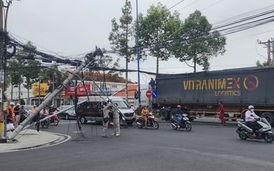 Xe container làm sập hệ thống cáp viễn thông ở Đồng Tháp