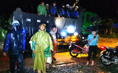 Cứu hộ 118 người dân mắc kẹt trên đỉnh Hòn Bà do sạt lở