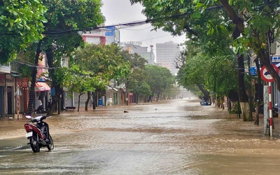 Nam sinh bám vào sợi dây điện giữa dòng nước lũ, được nhân viên bưu điện cứu kịp