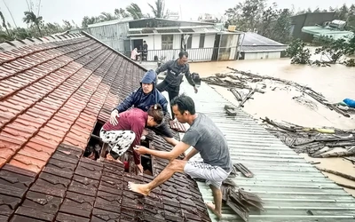 Hàng chục nghìn nhà dân chìm trong lũ lịch sử hơn 30 năm