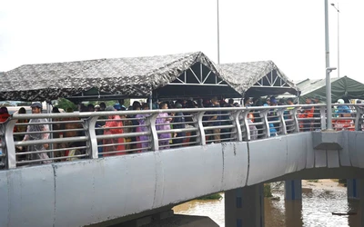 Quân đội dựng lều dã chiến trên cầu vượt ở Nha Trang để ứng cứu người dân