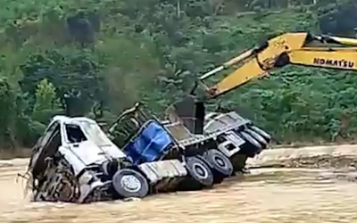 Xe đầu kéo và tài xế bị lũ cuốn trôi: Đã trục vớt xe, đang tìm kiếm người mất tích