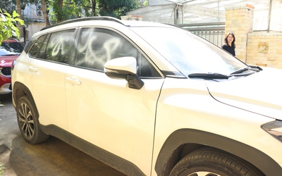 Nhiều ô tô bị xịt sơn đầy kính khi đậu trong ngõ