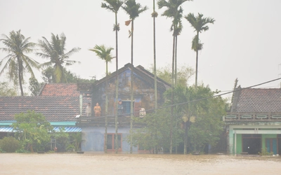 Vào tâm lũ Hòa Xuân, Phú Yên cũ: Những tiếng vọng từ khe cửa sổ, nóc nhà xin tiếp tế đồ ăn