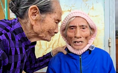 Cụ ông 88 tuổi nghẹn ngào kể giây phút tuột tay em gái 79 tuổi giữa dòng lũ dữ