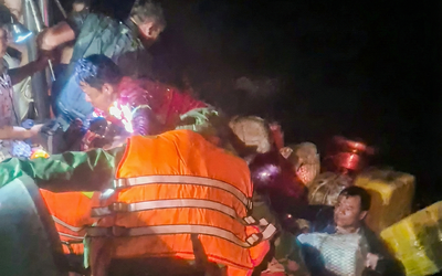 Cứu 13 ngư dân trôi dạt trên vùng biển Cà Mau