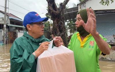 Quà cứu trợ khẩn cấp của báo Tuổi Trẻ đến với người dân vùng lũ Phú Yên cũ