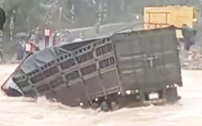 Tài xế xe đầu kéo bị lũ cuốn: Tìm thấy thi thể cách vị trí gặp nạn 30km