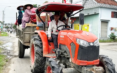 Biệt đội tiếp tế máy cày ở 'rốn lũ' Hòa Thịnh của ông Tiên và 10 phụ nữ