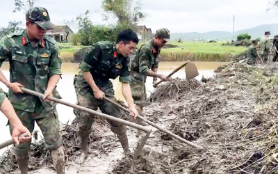 Bộ đội Đắk Lắk giúp dân dọn dẹp đường xá, trường học sau lũ