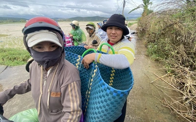 Người dân chạy xe máy rần rần vào vùng lũ tìm người... nhận cơm