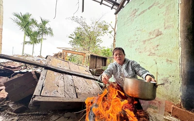 Rốn lũ Hòa Thịnh: Bà Ngùng nhóm lửa, thắp niềm tin giữa hoang tàn đổ nát