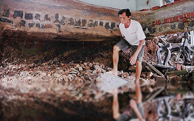 Người dân dọn bùn đứng dậy: Hoang tàn đến mấy cũng hồi sinh