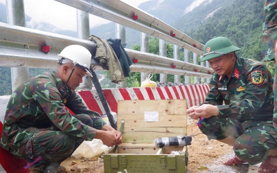 Bộ đội công binh nhồi thuốc nổ phá đá thông đèo Khánh Lê