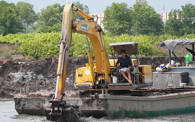 Sạt lở bủa vây, người nuôi tôm ven biển Cà Mau khổ sở vì cáp ngầm điện gió làm dang dở?