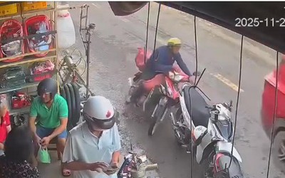 Người giao dừa bị đạp ngã ra đường, thoát chết khi ô tô lao đến