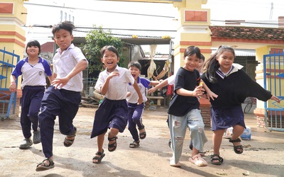 Khẩn trương đưa học sinh vùng lũ trở lại trường