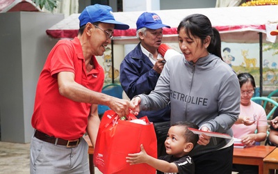 Báo Tuổi Trẻ và nhà tài trợ LC Foods trao 352 suất quà cho người dân vùng lũ