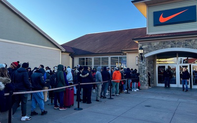 Nghịch lý Black Friday: Người Mỹ đổ xô đi mua sắm, doanh thu vẫn ế ẩm