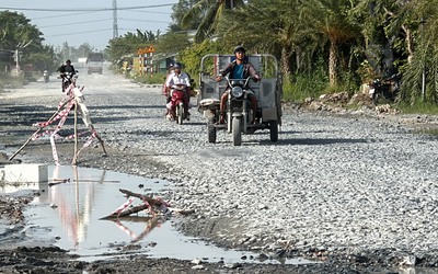Đấu thầu sửa chữa đường kết nối làng hoa Sa Đéc lởm chởm đá, đầy ổ voi