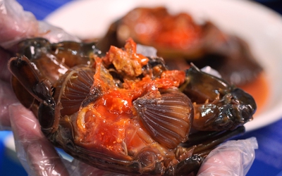 Hàn Quốc có cua ngâm tương, Cà Mau có cua gạch ngâm mắm nhĩ