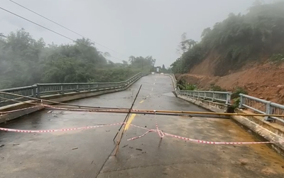 Cầu trên đường Hồ Chí Minh nhánh Tây bị xô lệch sau mưa lũ, mở đường tạm men sườn núi