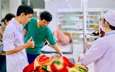 Xe công nông trôi xuống dốc, 13 HS bị thương, Bệnh viện Quảng Ngãi báo động đỏ cấp cứu