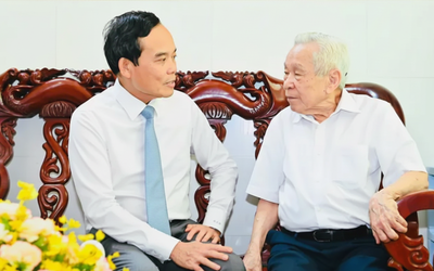 Bí thư Thành ủy TP.HCM Trần Lưu Quang trao tặng Huy hiệu 80 năm tuổi Đảng đến cụ Tạ Đăng Siêu