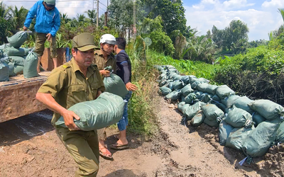 Gia cố bờ rạch ứng phó triều cường tại xã Đông Thạnh, TP.HCM
