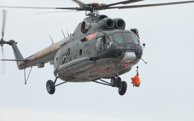 Xem trực thăng Trung đoàn Không quân 917 bay huấn luyện vớt người từ mặt biển