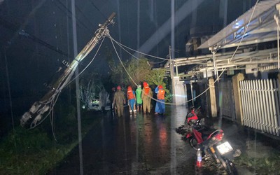 Bão Kalmaegi đang suy yếu nhanh, hàng trăm ngôi nhà tốc mái, cây xanh, trụ điện đổ la liệt